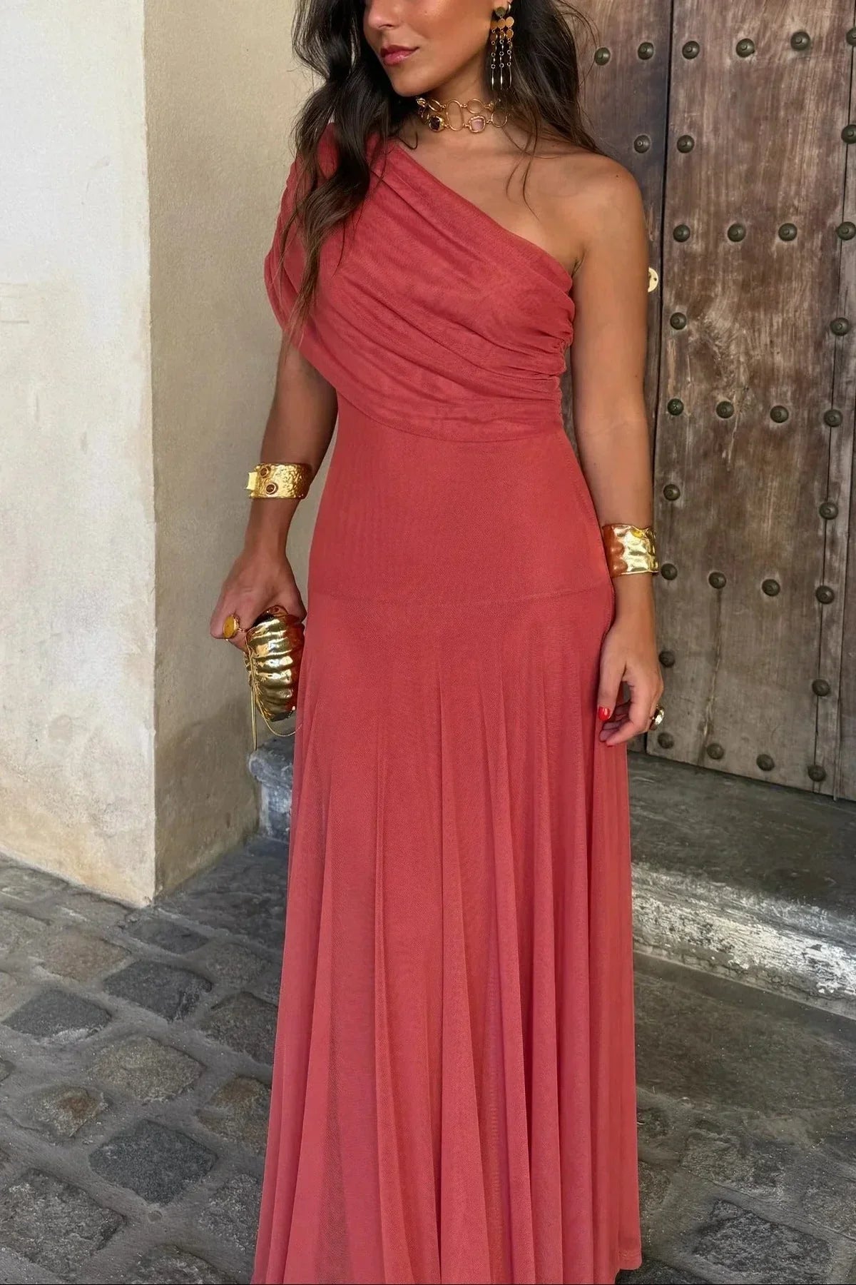 Robe longue asymétrique une épaule drapée fluide