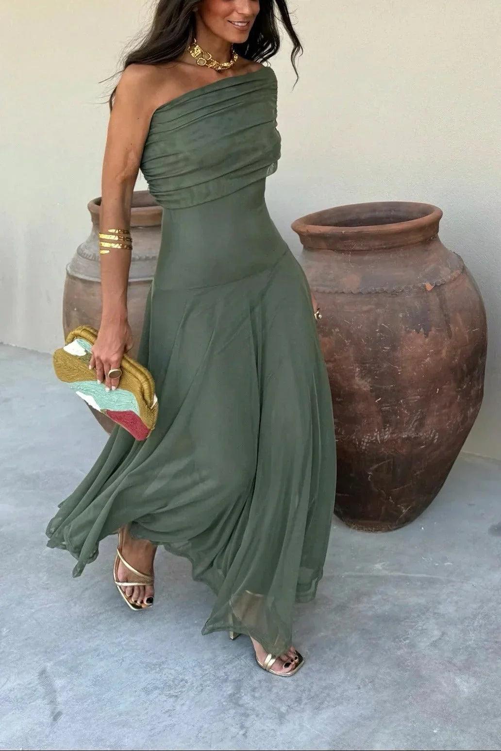 Robe longue asymétrique une épaule drapée fluide