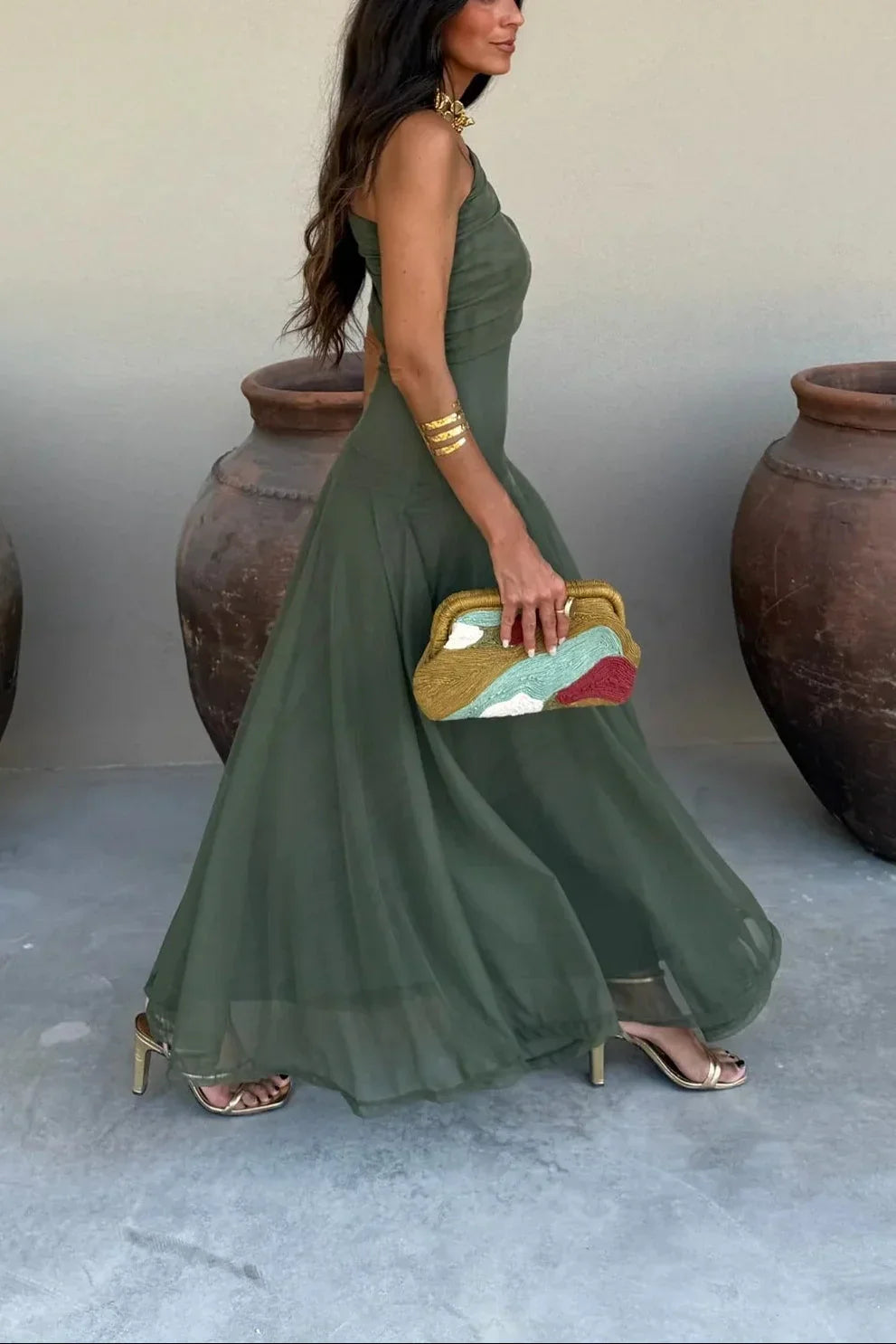 Robe longue asymétrique une épaule drapée fluide