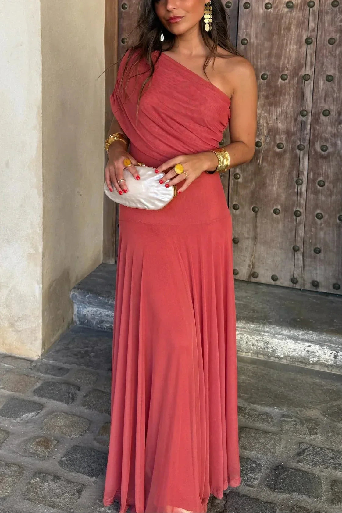 Robe longue asymétrique une épaule drapée fluide