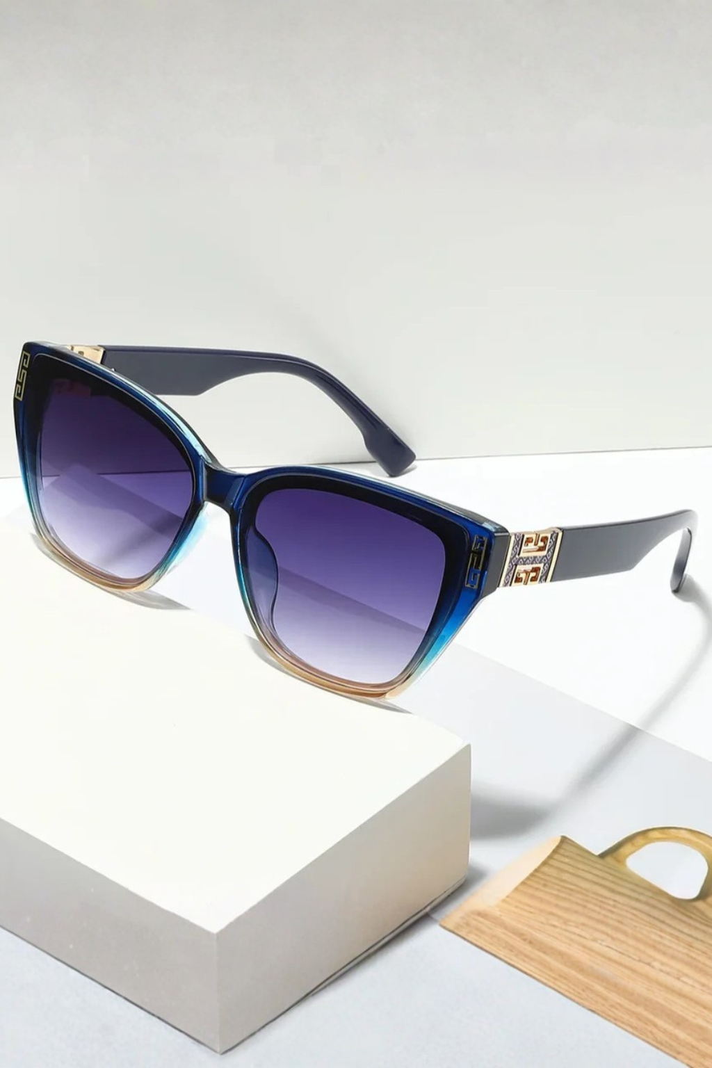 Lunettes de soleil femme œil de chat monture écaille verres dégradés détails dorés UV400