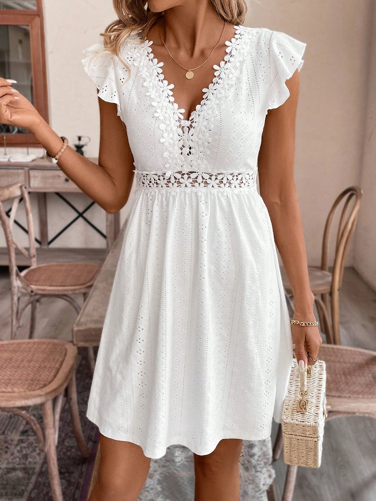 Robe blanche femme dentelle broderie anglaise col V manches volantées midi