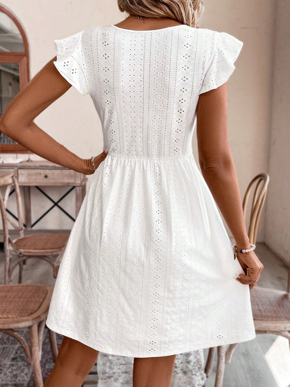 Robe blanche femme dentelle broderie anglaise col V manches volantées midi