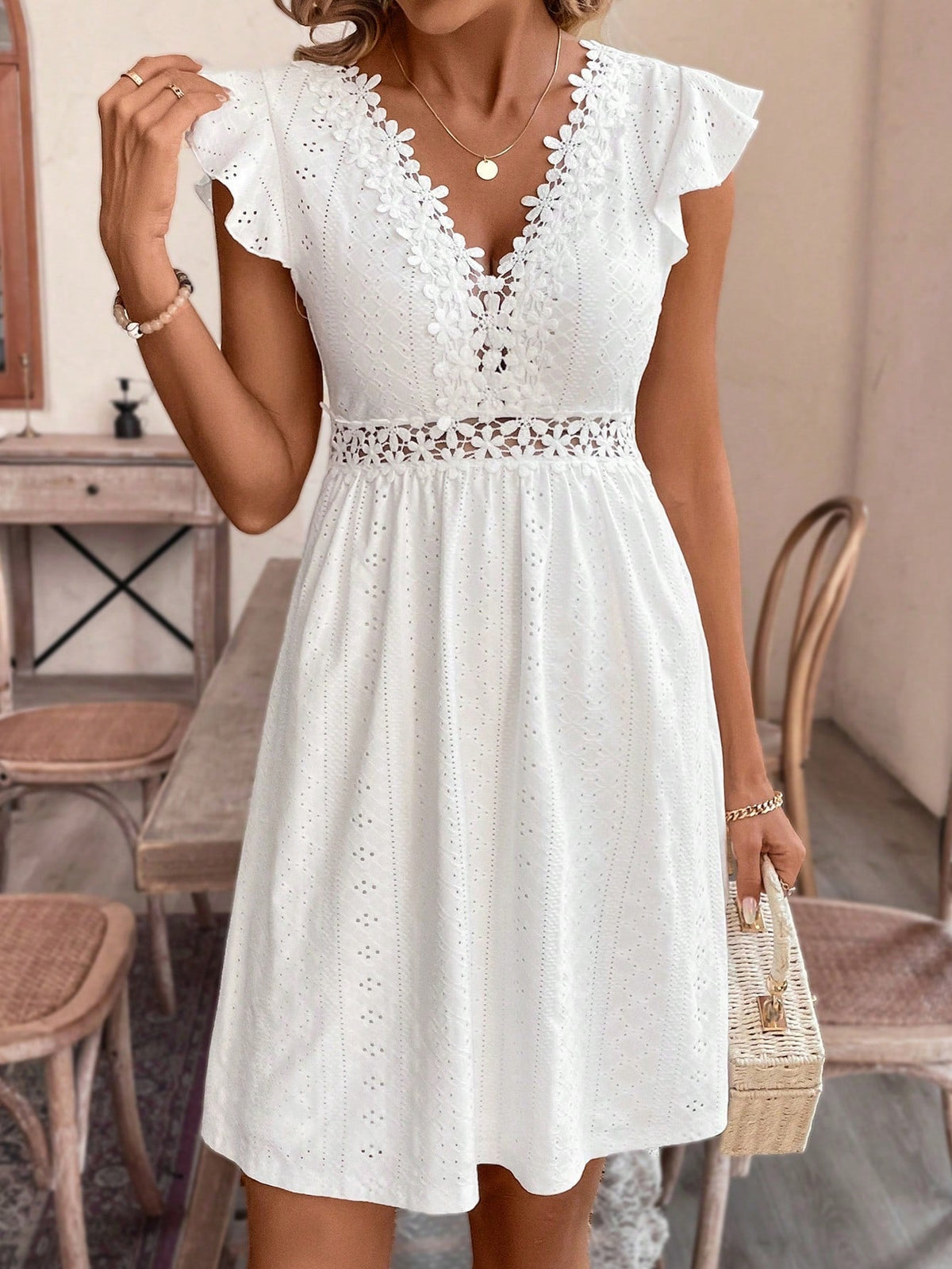 Robe blanche femme dentelle broderie anglaise col V manches volantées midi