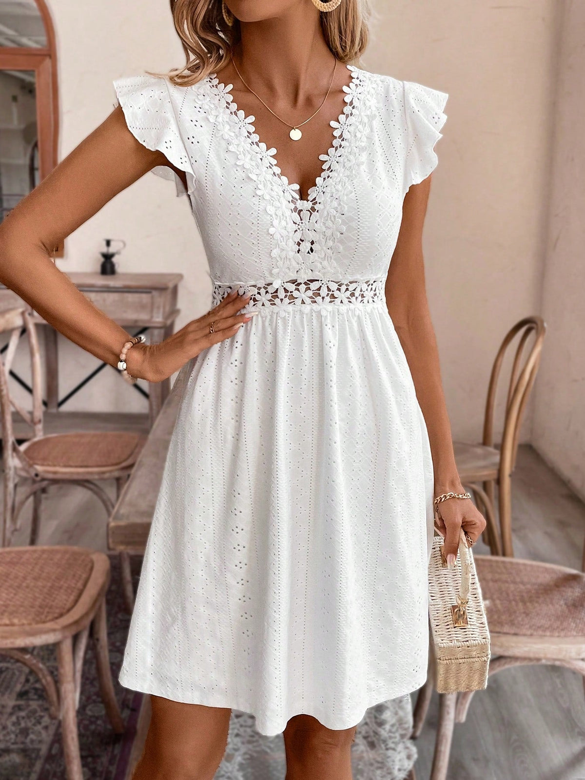 Robe blanche femme dentelle broderie anglaise col V manches volantées midi