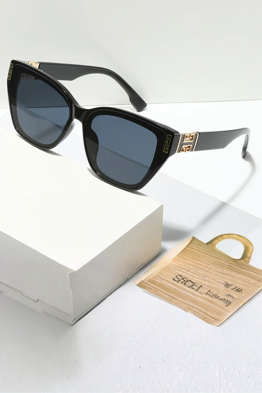 Lunettes de soleil femme œil de chat monture écaille verres dégradés détails dorés UV400