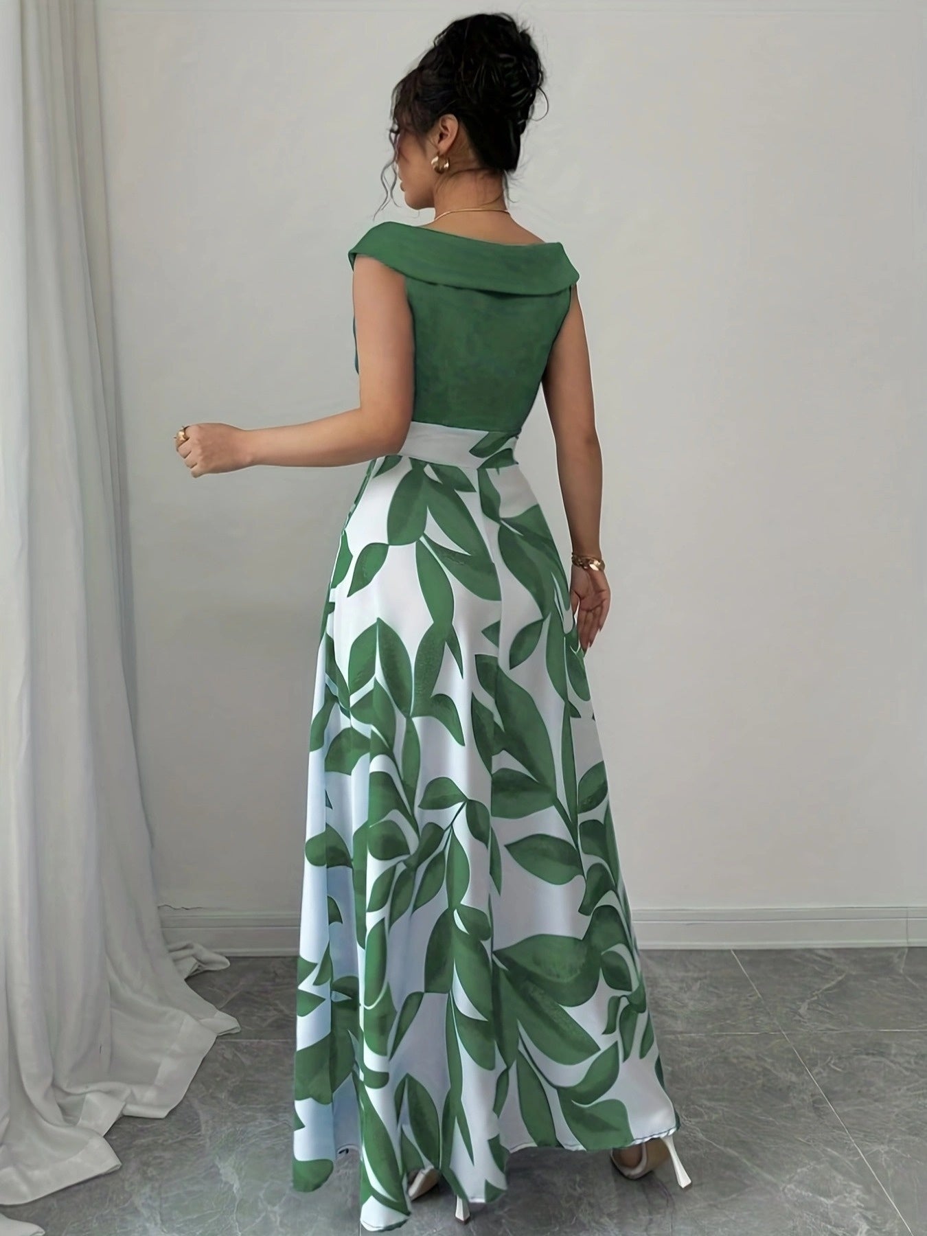 Robe longue invitée mariage imprimé feuillage taille cintrée