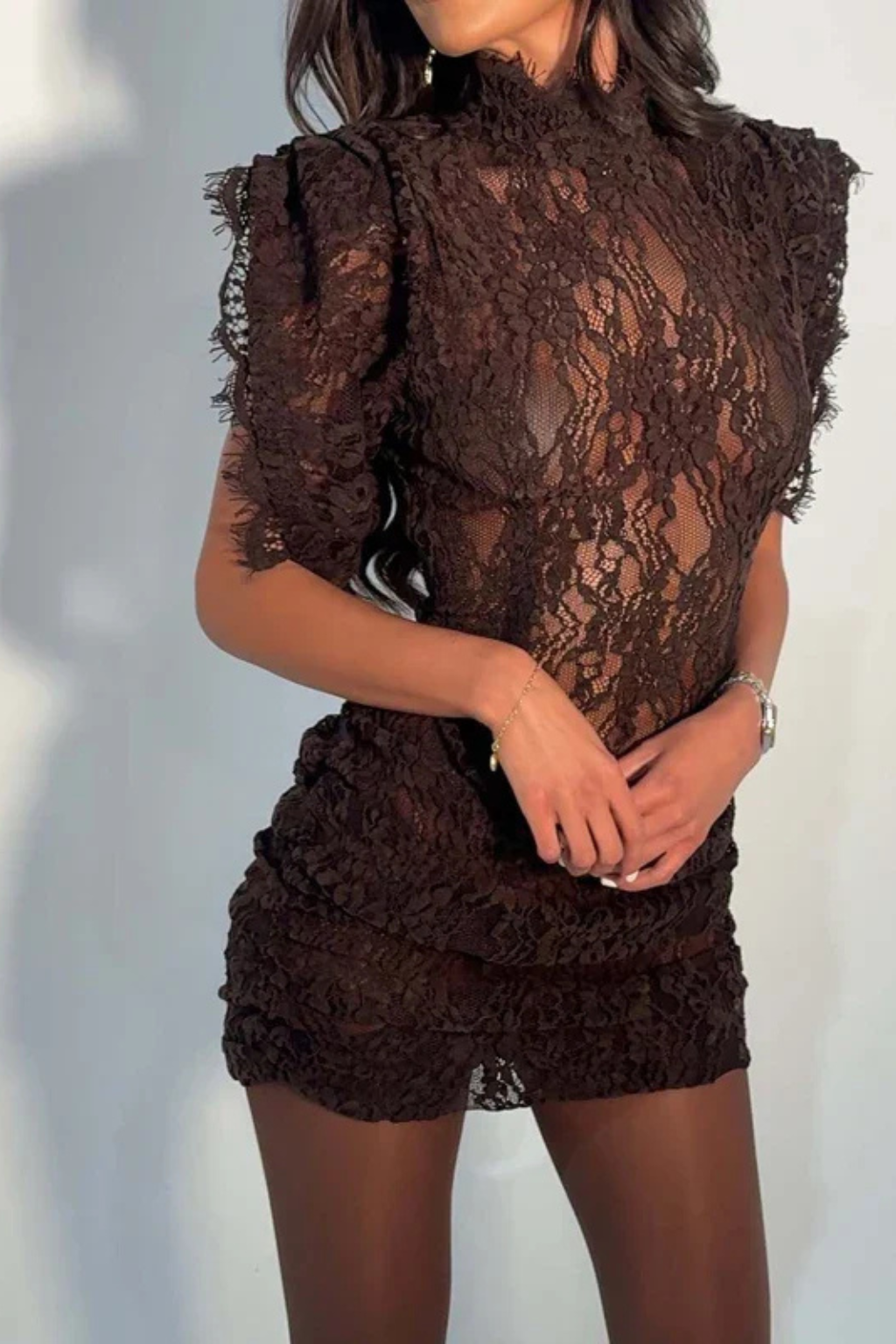 Robe dentelle mini col montant moulante manches courtes soirée