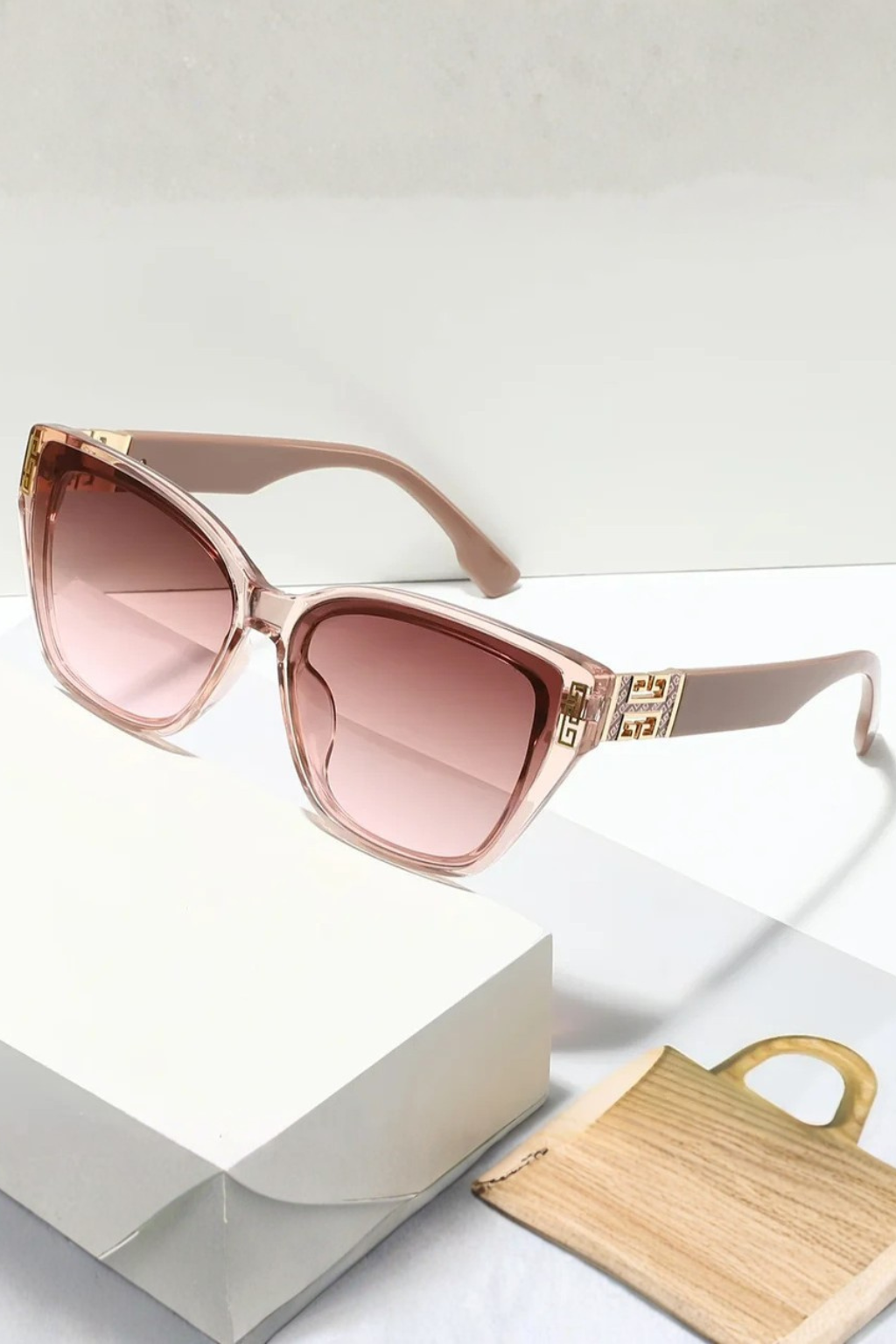 Lunettes de soleil femme œil de chat monture écaille verres dégradés détails dorés UV400