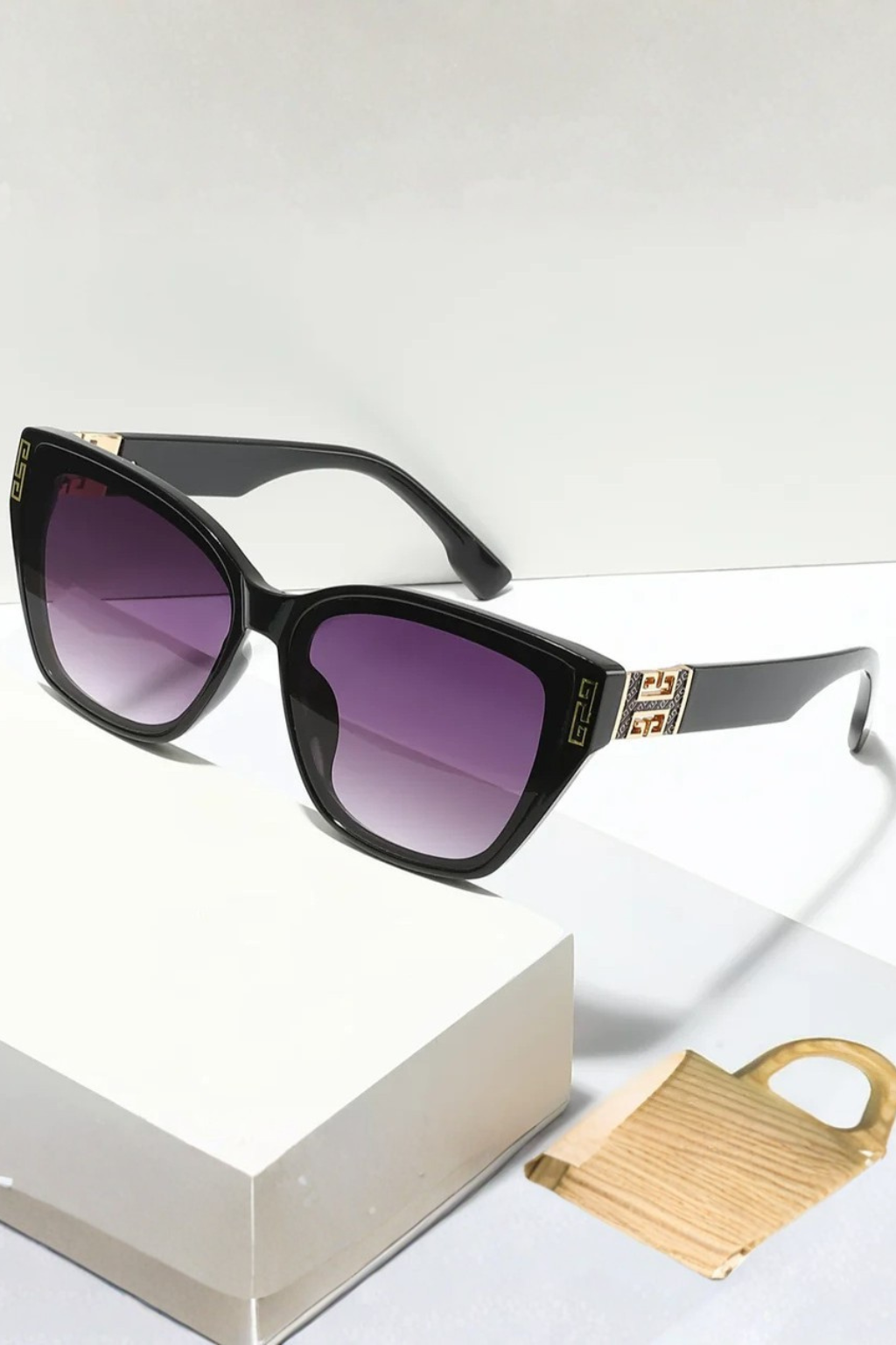 Lunettes de soleil femme œil de chat monture écaille verres dégradés détails dorés UV400