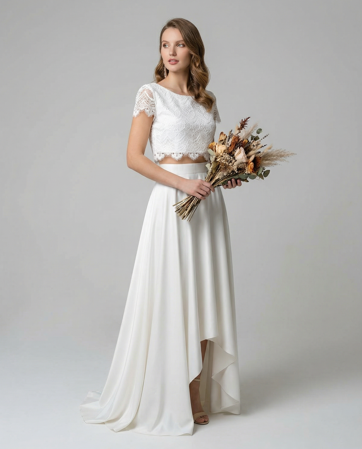 Robe mariée bohème dentelle femme coupe asymétrique manches courtes