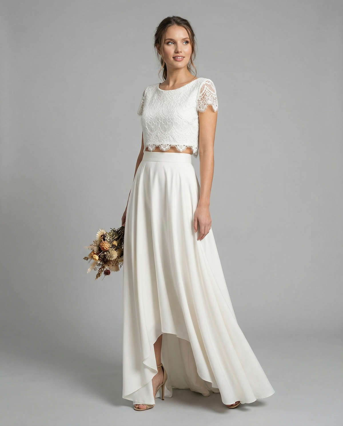 Robe mariée bohème dentelle femme coupe asymétrique manches courtes