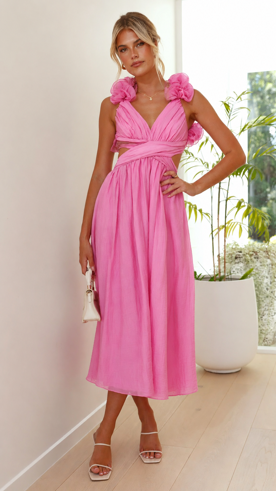 Robe midi invitée mariage femme drapée sans manches découpes fleurs épaules