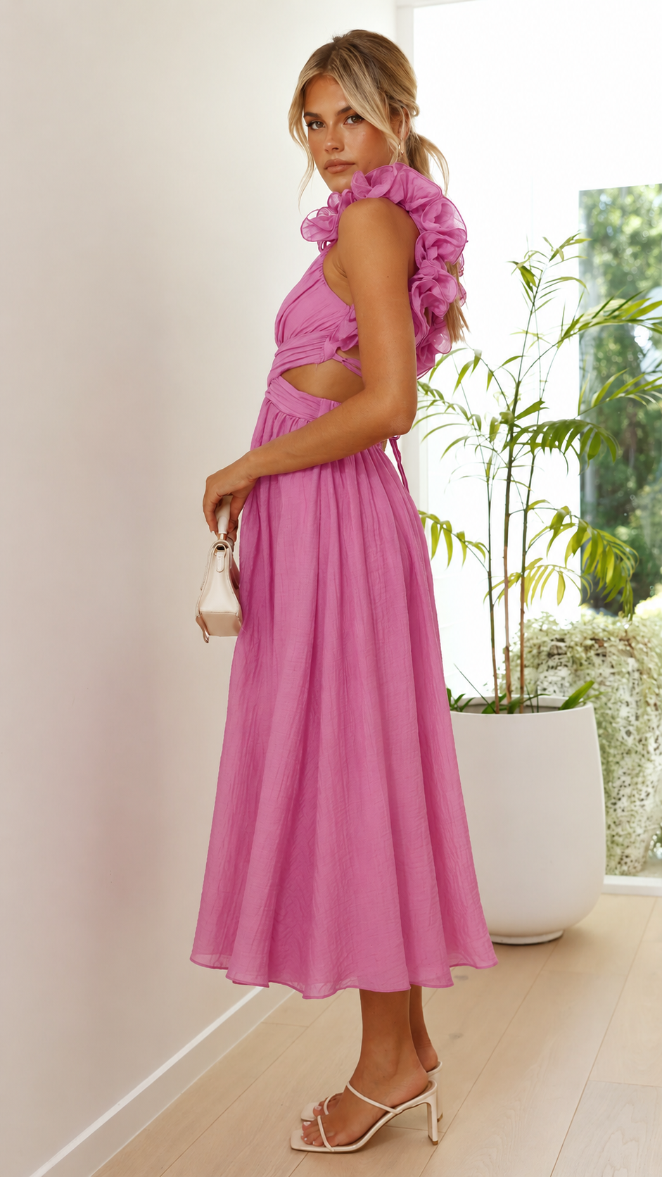 Robe midi invitée mariage femme drapée sans manches découpes fleurs épaules