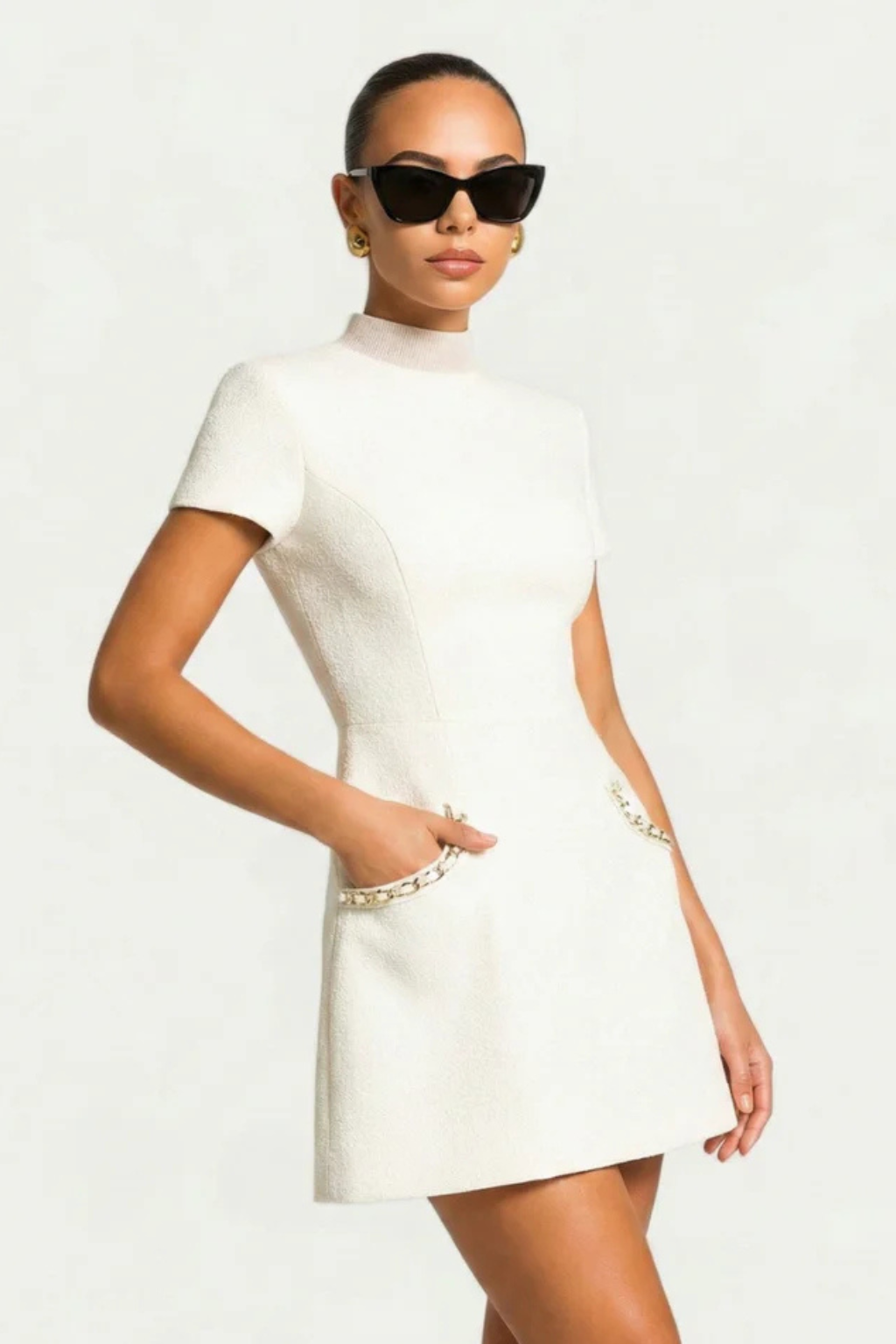 Robe courte femme col rond manches courtes détails perles coupe ajustée