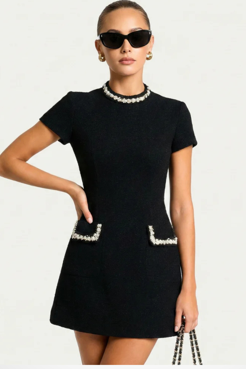 Robe courte femme col rond manches courtes détails perles coupe ajustée