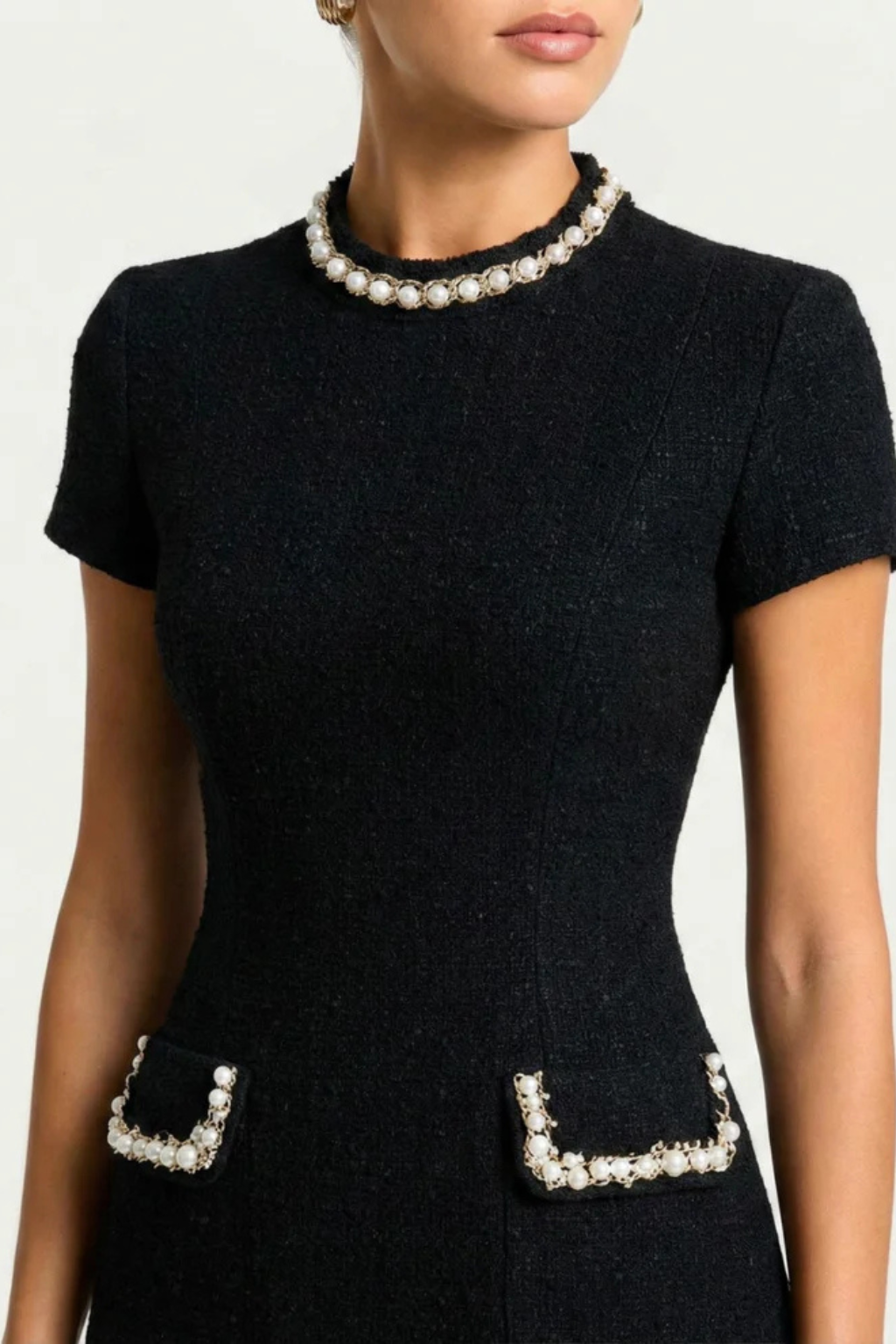 Robe courte femme col rond manches courtes détails perles coupe ajustée
