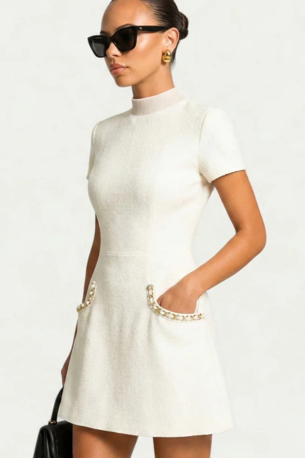 Robe courte femme col rond manches courtes détails perles coupe ajustée