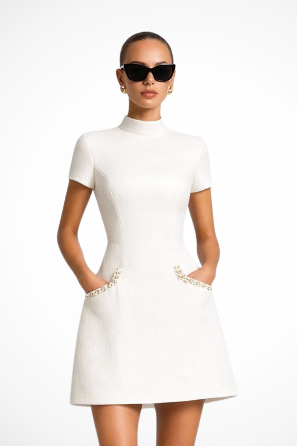 Robe courte femme col rond manches courtes détails perles coupe ajustée