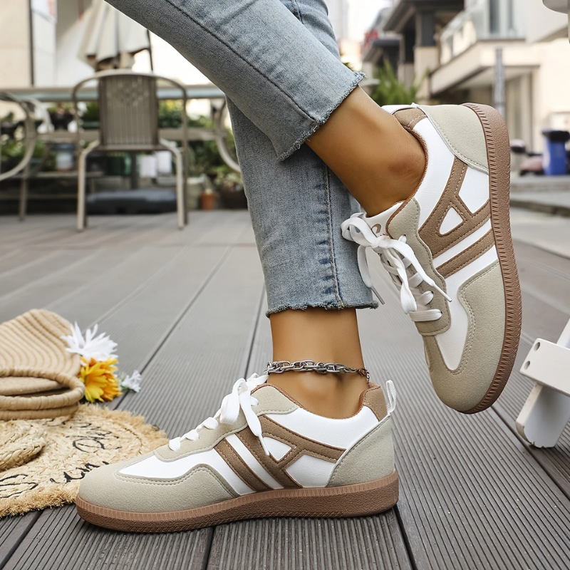 Baskets femme à lacets semelle plate style casual confortable