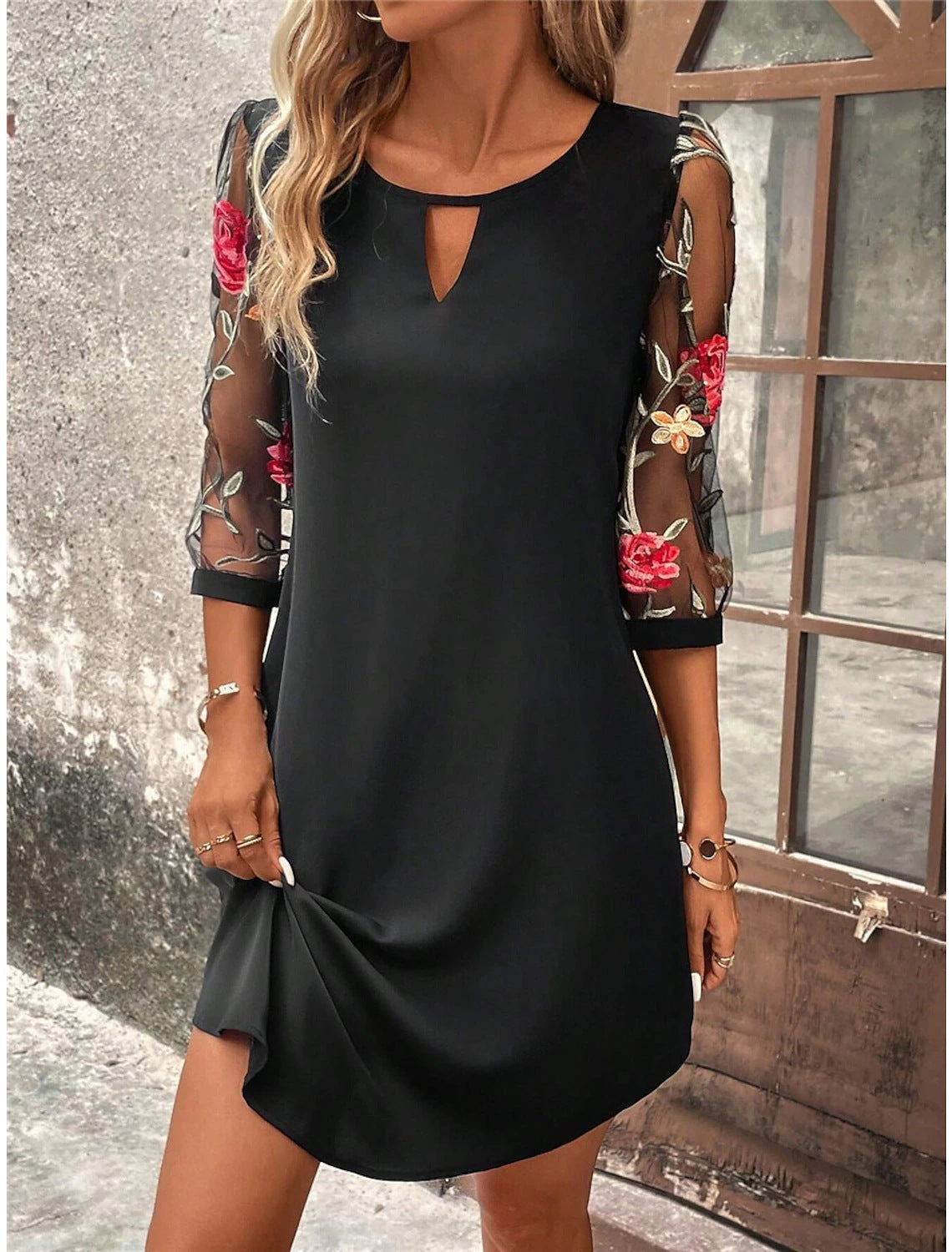 Robe courte femme à manches transparentes fleuries avec col goutte d’eau
