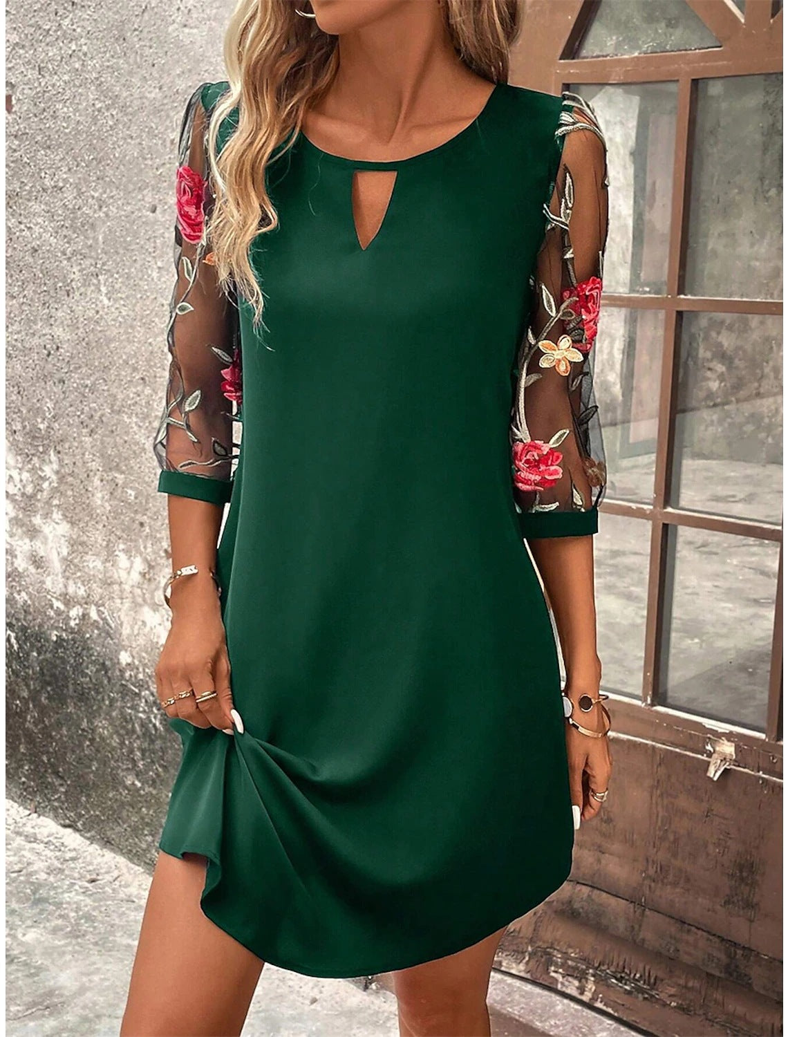 Robe courte femme à manches transparentes fleuries avec col goutte d’eau
