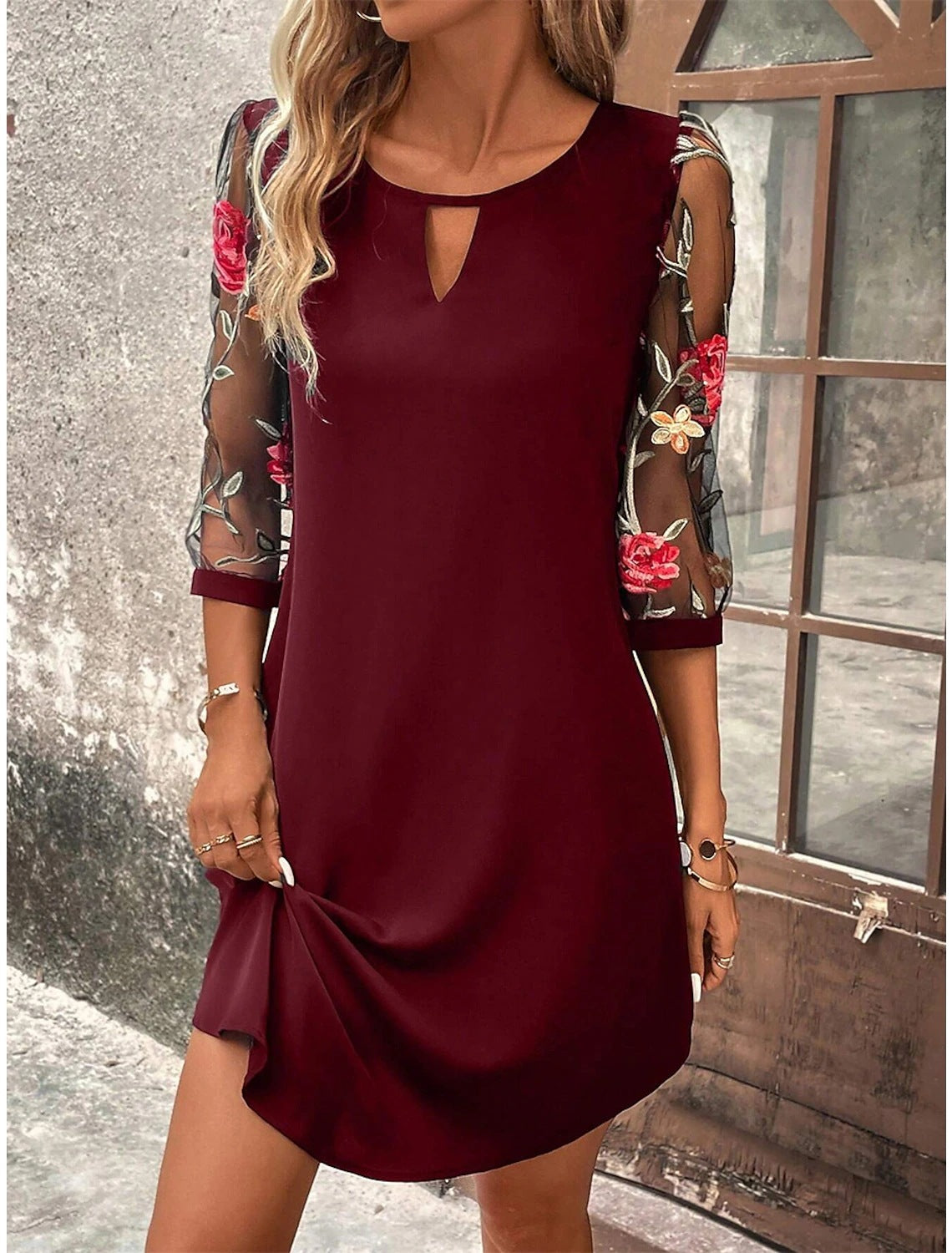 Robe courte femme à manches transparentes fleuries avec col goutte d’eau