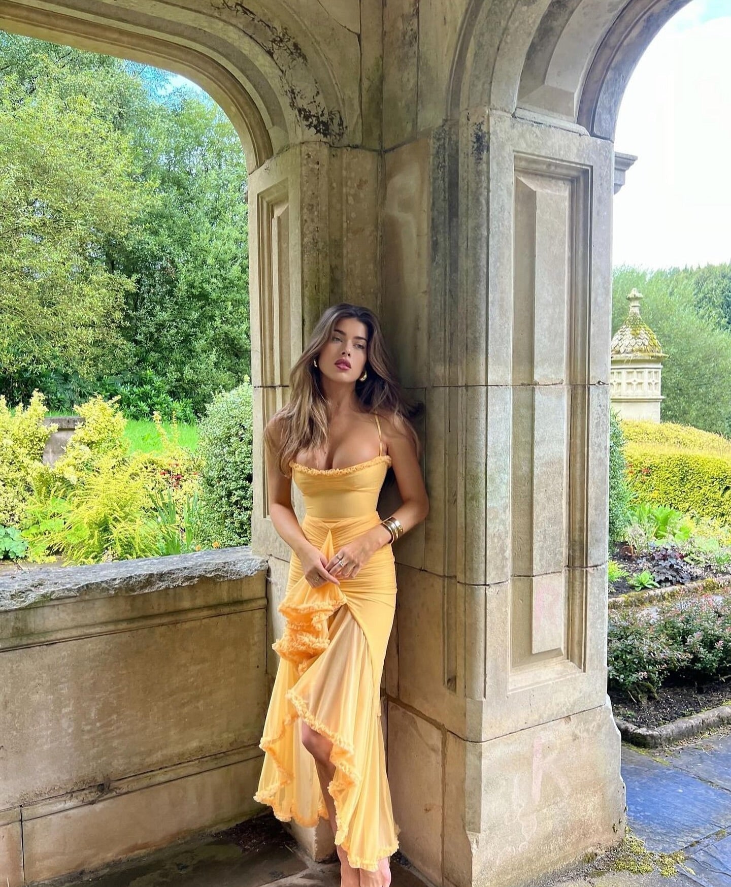 Robe longue invitée mariage femme drapée volants bretelles fines fente