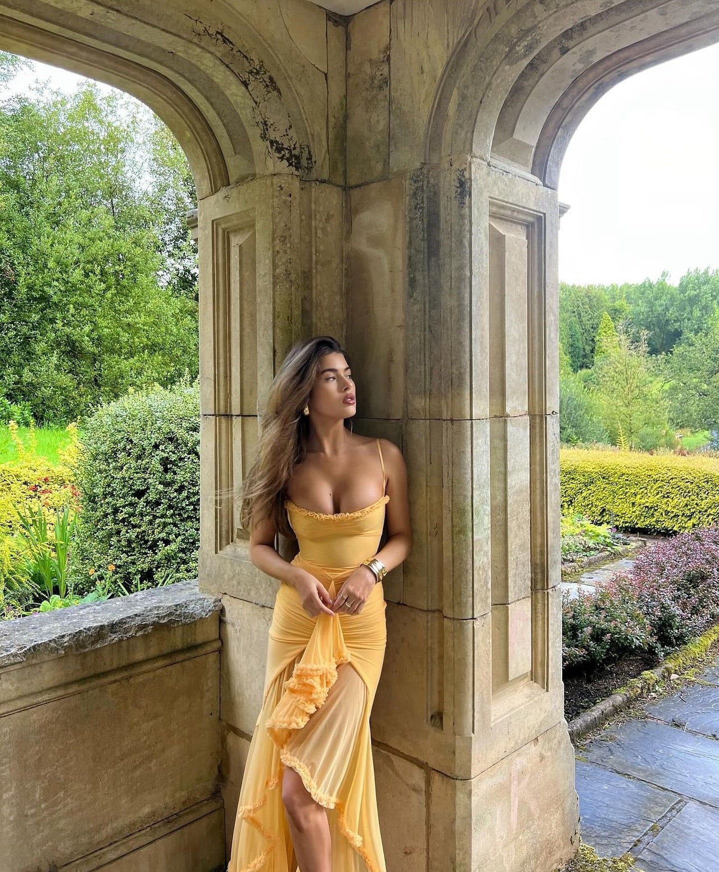 Robe longue invitée mariage femme drapée volants bretelles fines fente
