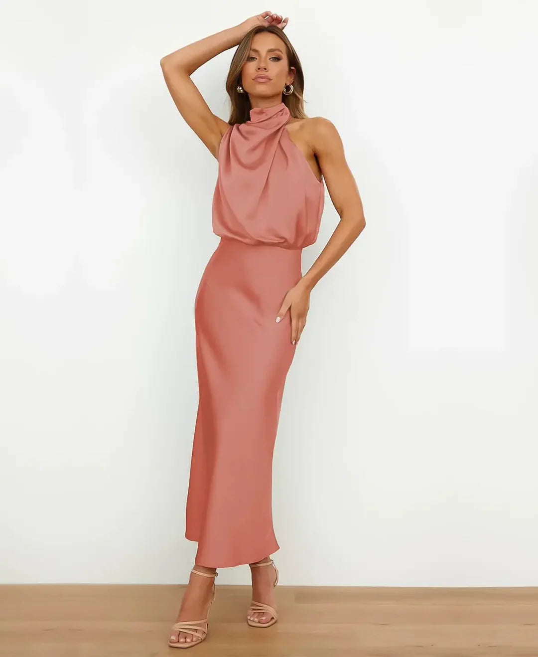 Robe longue femme col halter satinée coupe fluide soirée