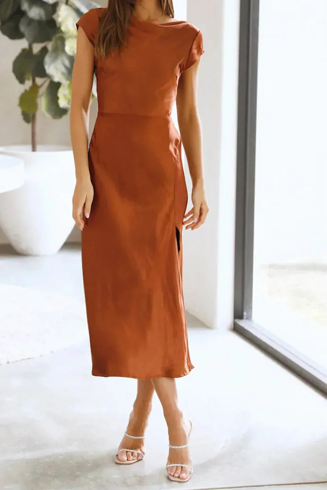 Robe invitée mariage midi satin femme col bateau manches courtes drapée