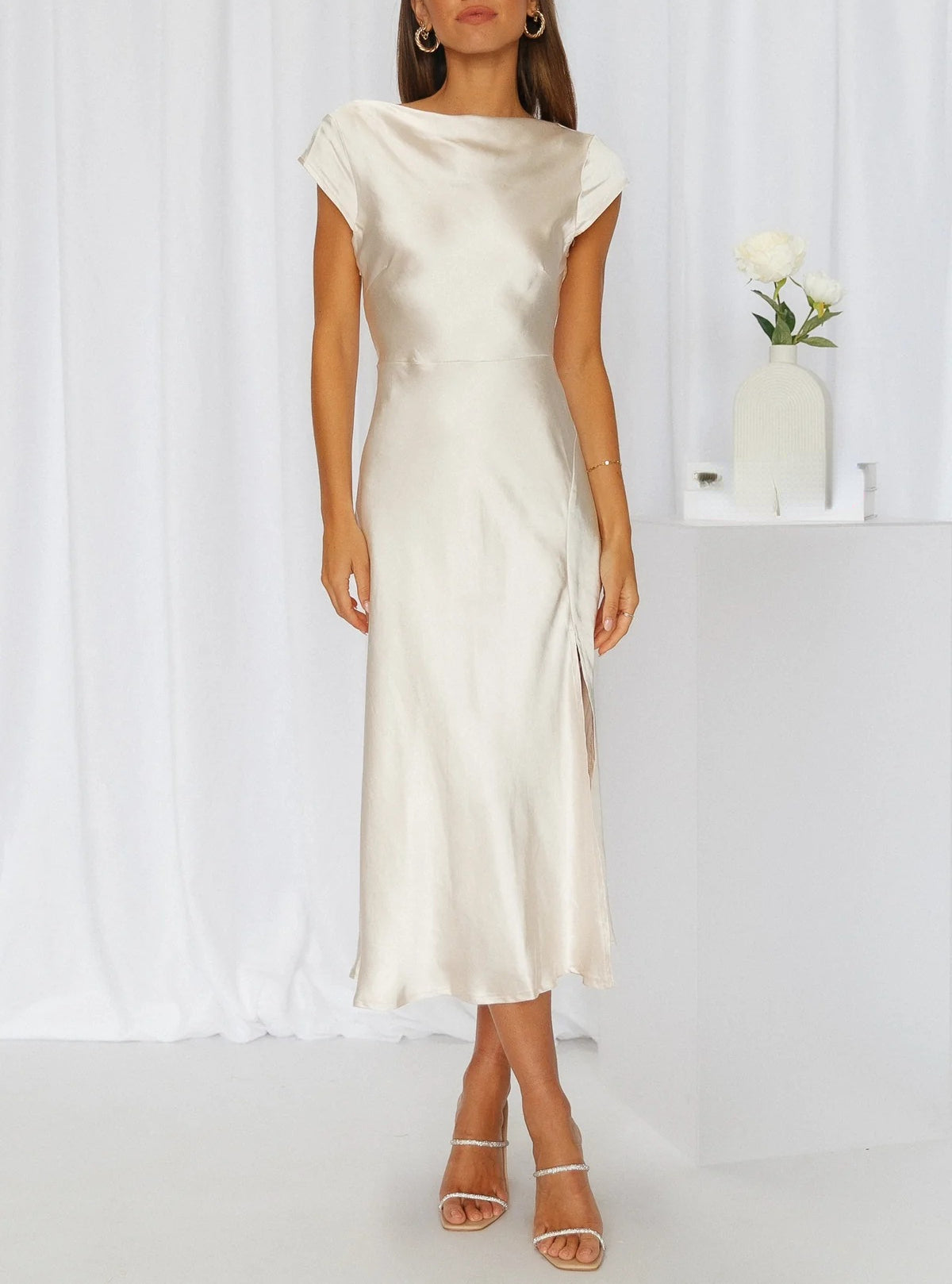Robe invitée mariage midi satin femme col bateau manches courtes drapée