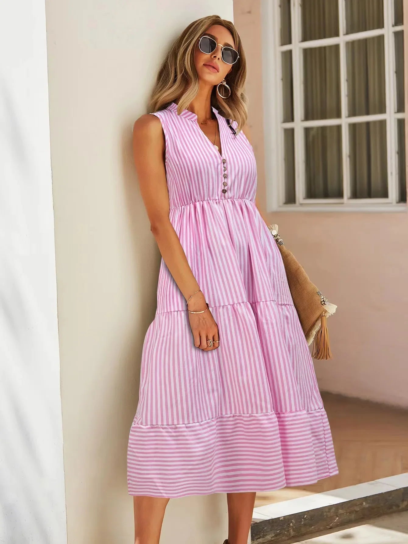 Robe midi sans manches à rayures avec col V et taille empire boutonnée
