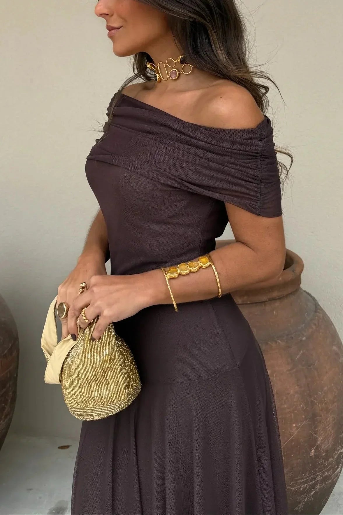 Robe longue asymétrique une épaule drapée fluide