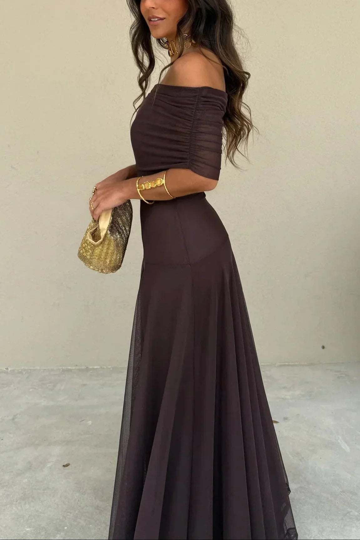 Robe longue asymétrique une épaule drapée fluide