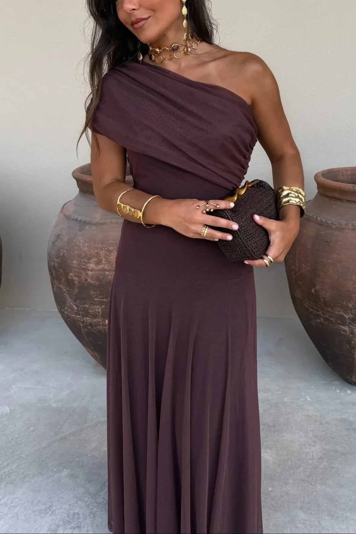 Robe longue asymétrique une épaule drapée fluide
