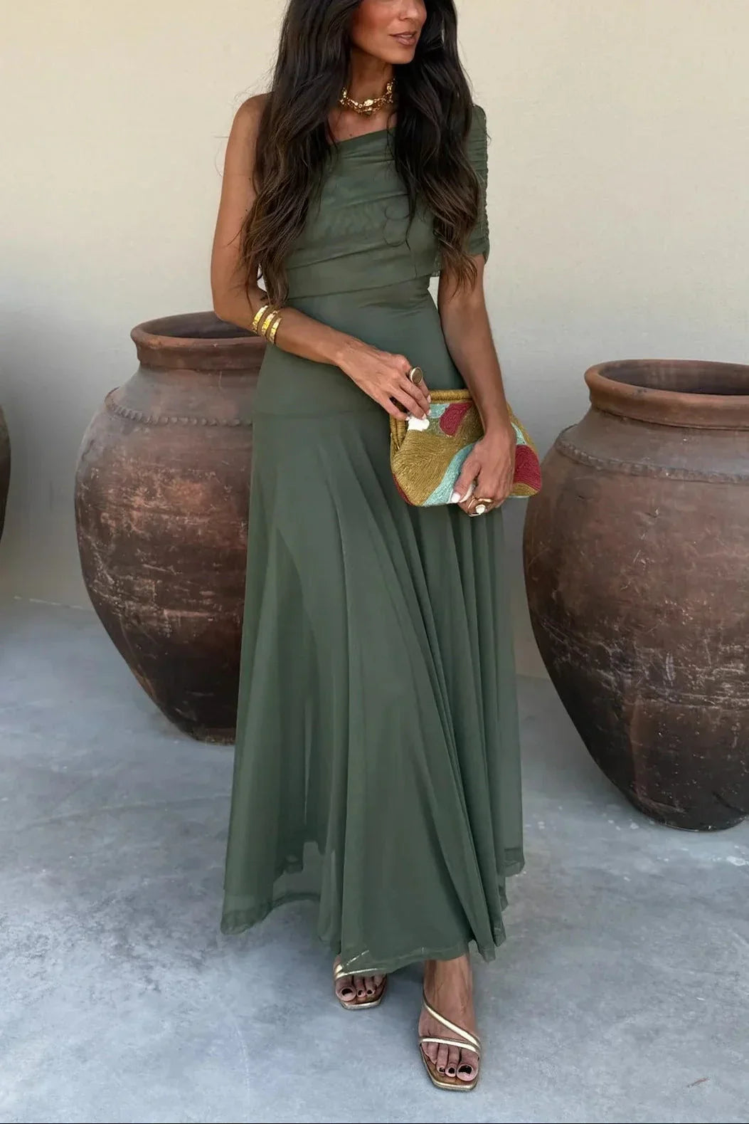 Robe longue asymétrique une épaule drapée fluide