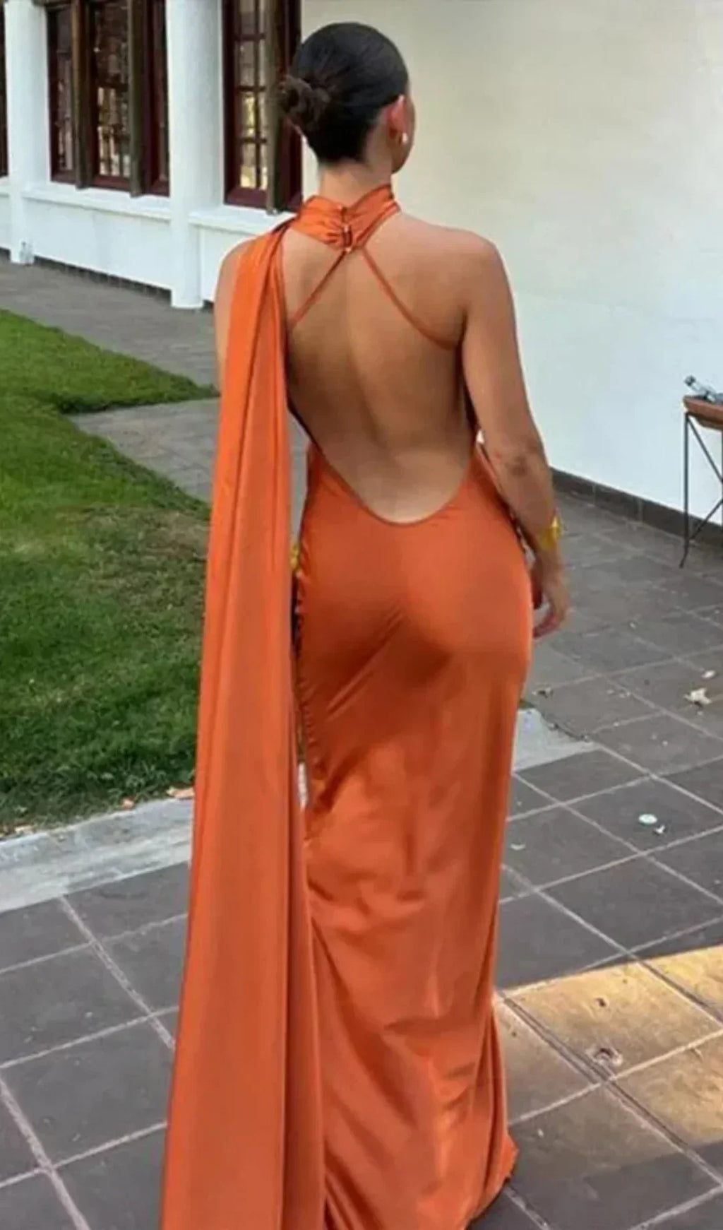 Robe longue invitée mariage dos nu drapée asymétrique