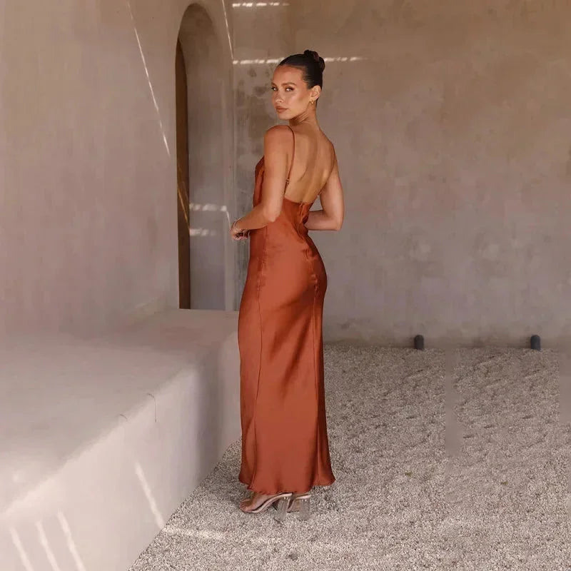 Robe longue satinée invitée mariage col bénitier bretelles fines