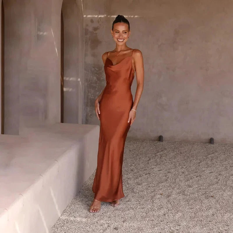 Robe longue satinée invitée mariage col bénitier bretelles fines