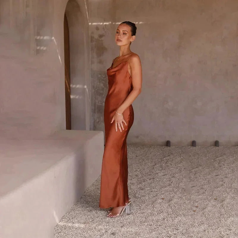 Robe longue satinée invitée mariage col bénitier bretelles fines