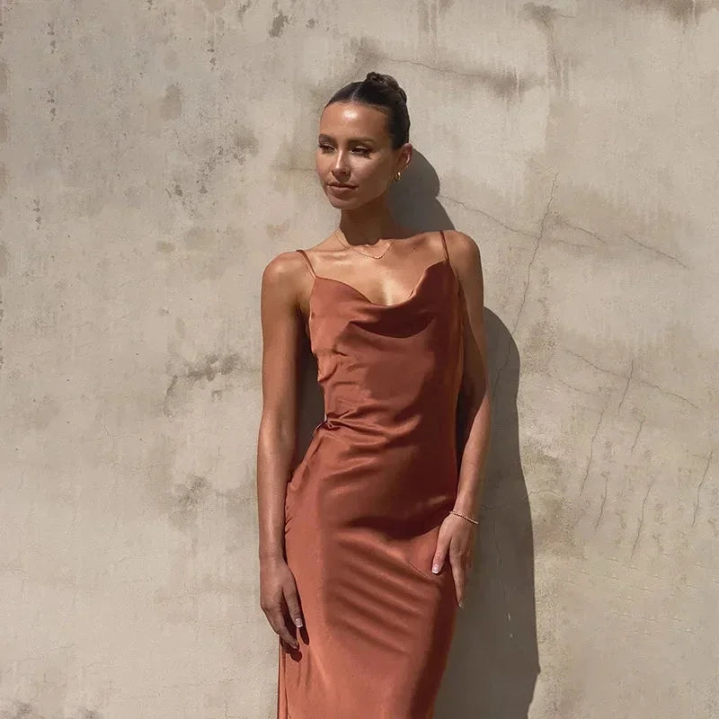 Robe longue satinée invitée mariage col bénitier bretelles fines