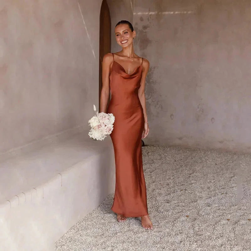 Robe longue satinée invitée mariage col bénitier bretelles fines