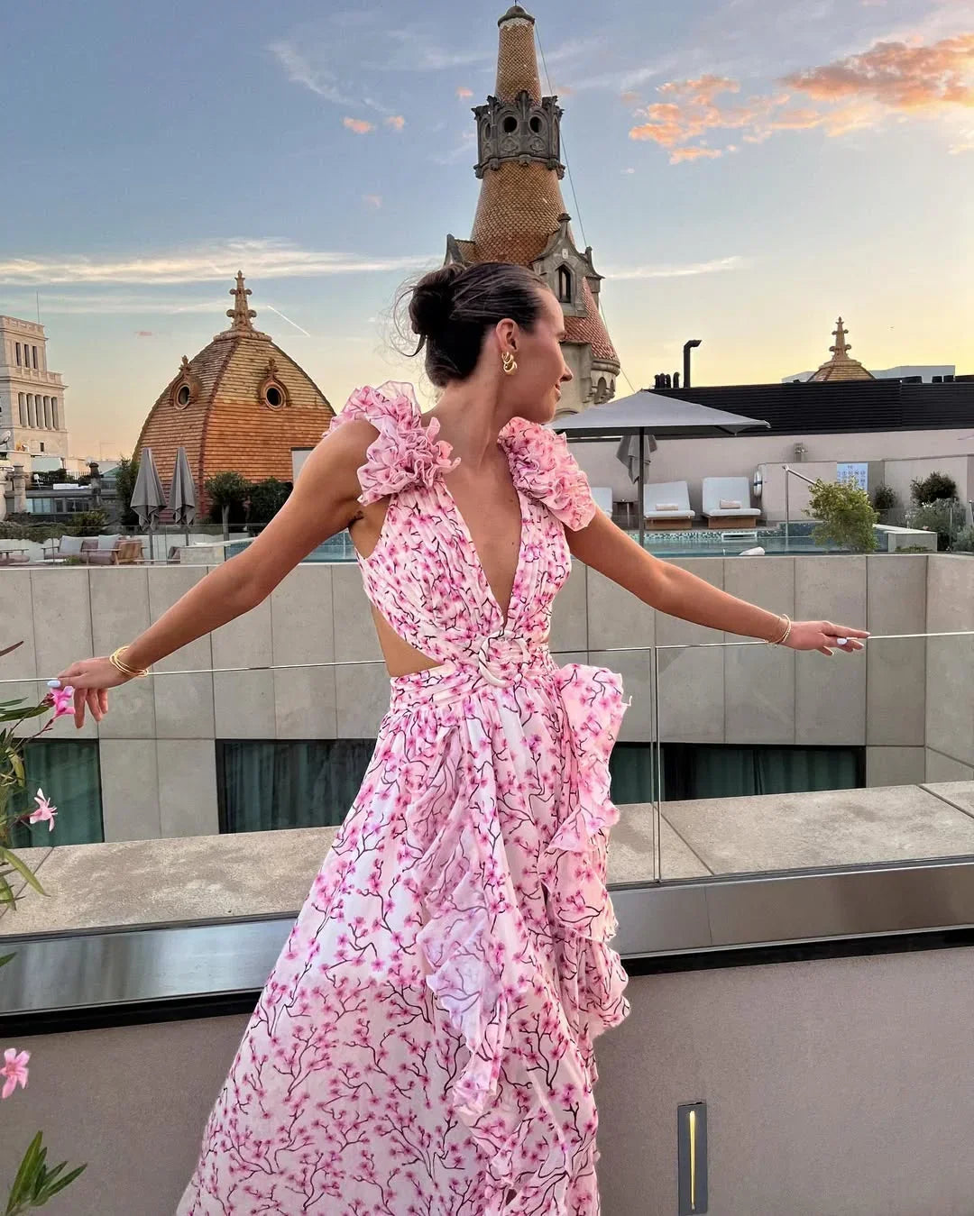 Robe longue fleurie invitée mariage col V volants