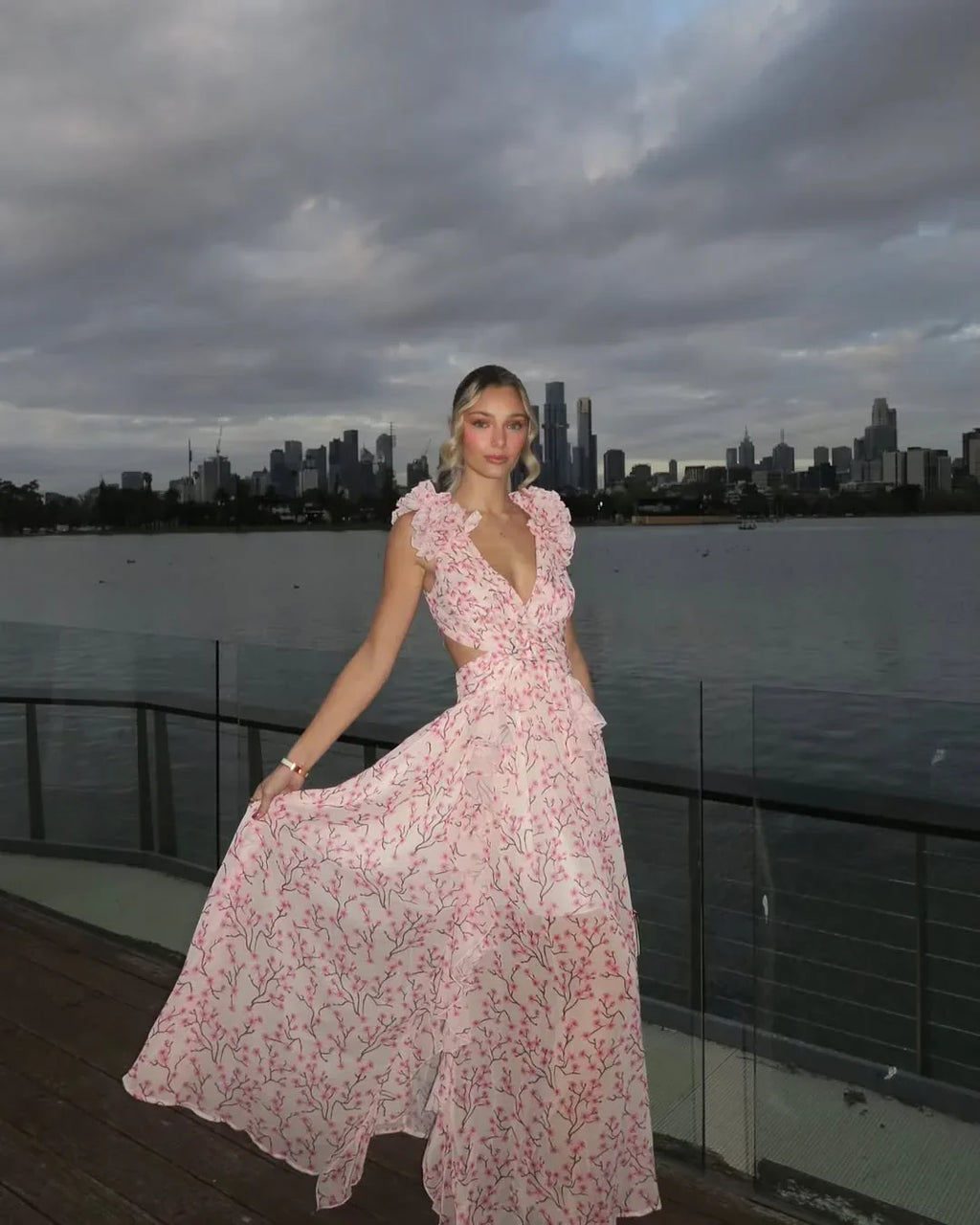Robe longue fleurie invitée mariage col V volants